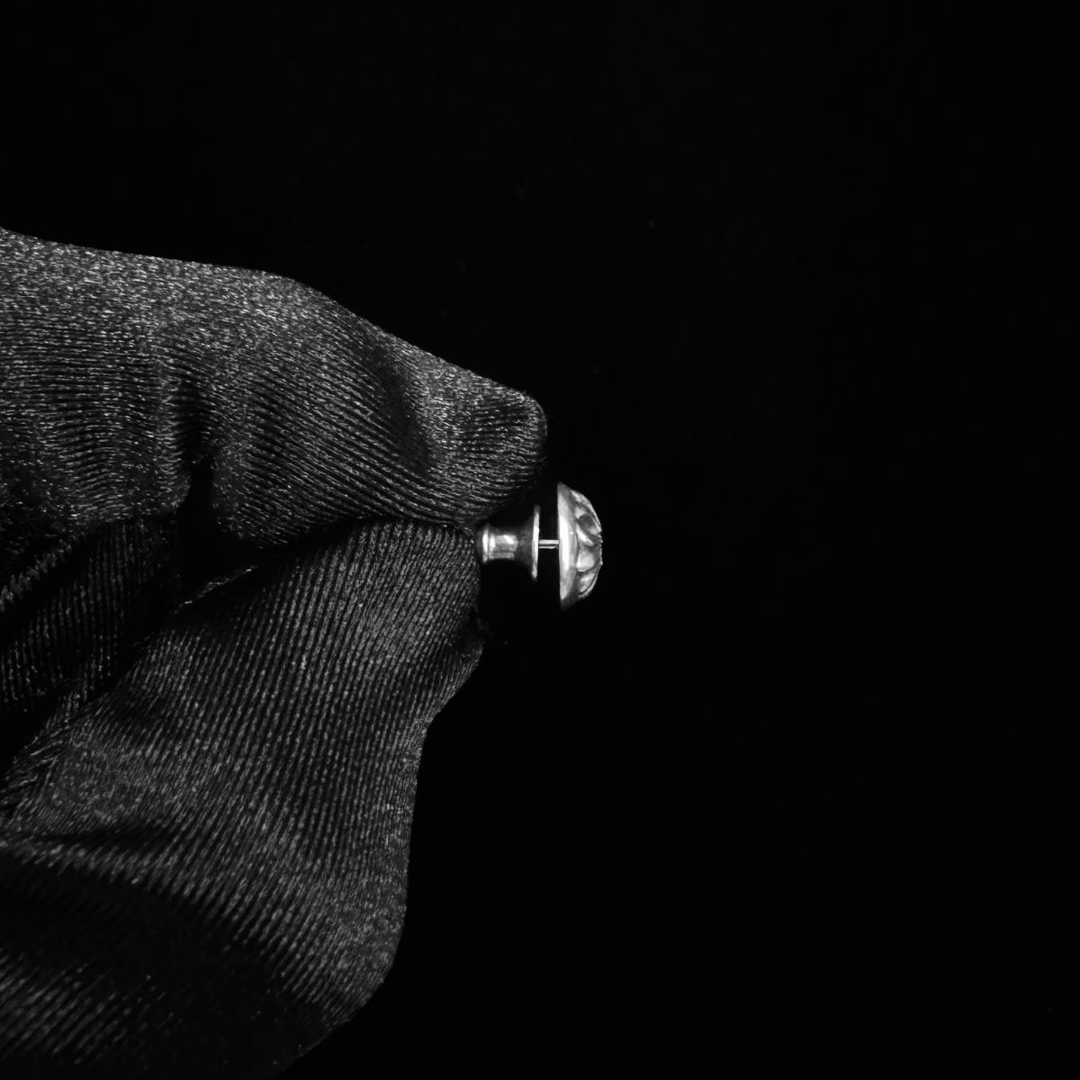 Chrome Hearts Stud Cross Ball With Diamonds 耳環